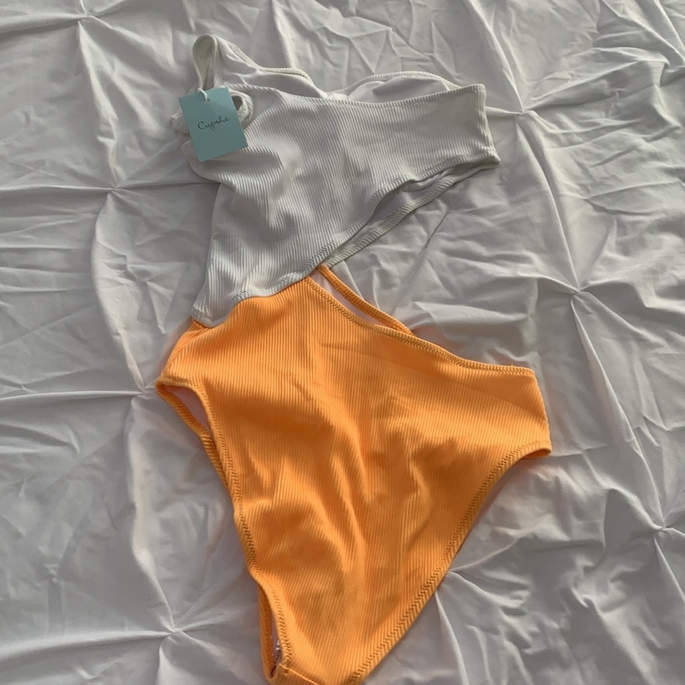 Cutout bathing suit - Picture 2 of 2